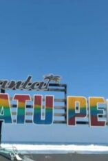 Pantai Watu Pecak Lumajang Pesona Pasir Hitam Eksotis dan Ombak Besar di Selatan Jawa